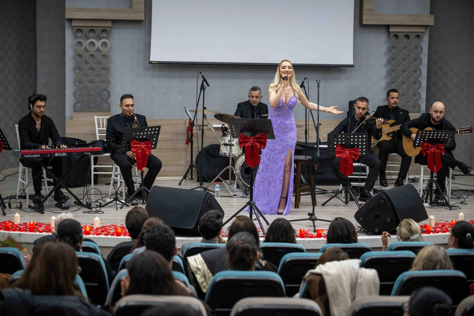 İzmir Bornova&rsquo;da aşk şarkıları gecesi