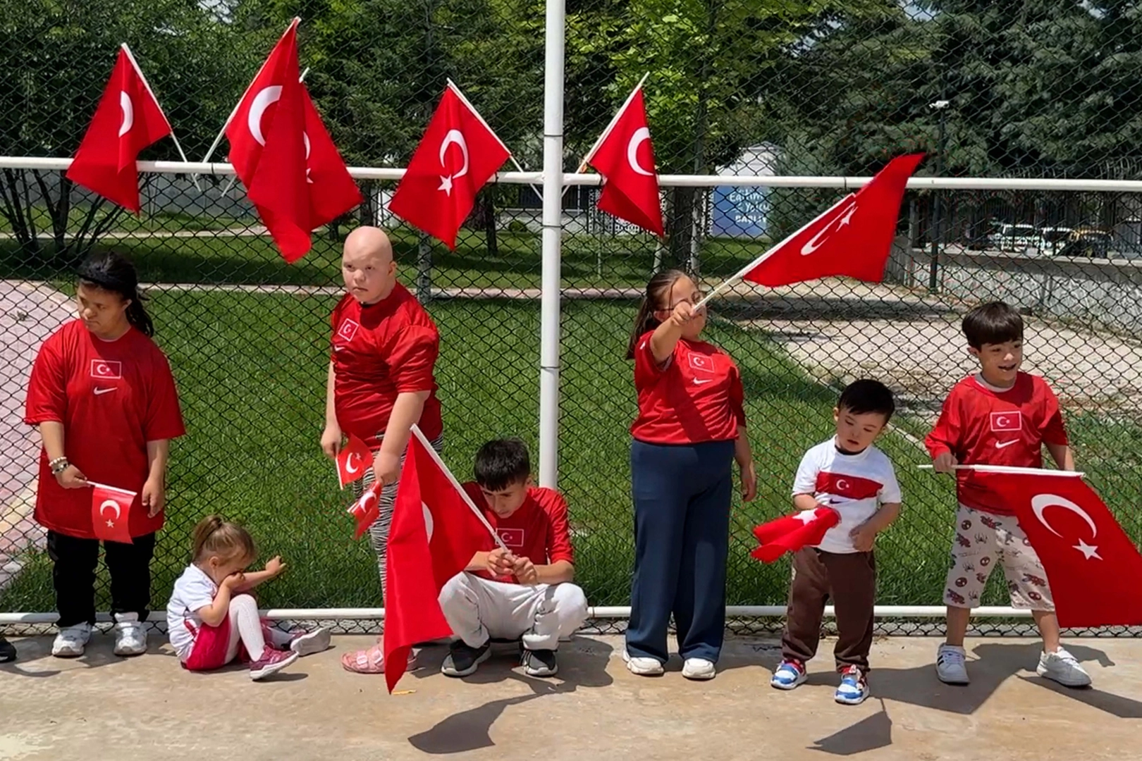 &Ouml;zel y&uuml;reklerinden Milli Takım&rsquo;a destek