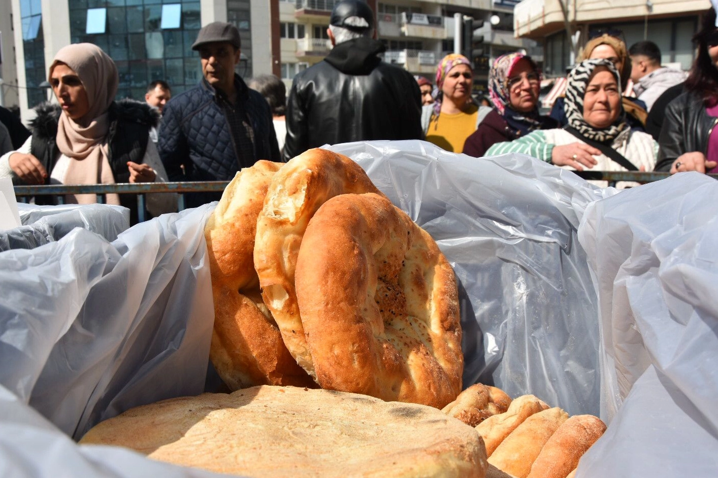Manisa G&ouml;rdesliler'den iki saatte 2 bin pide