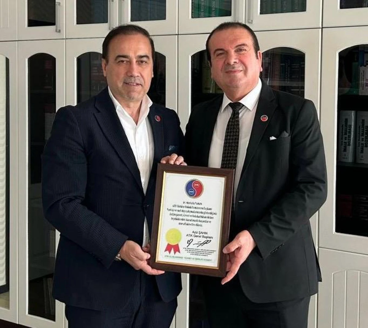 ATİK T&Uuml;RKİYE HUKUK KOMİSYONU BAŞKANI NOTER MUSTAFA YAMAN&rsquo;A, ATİK GENEL BAŞKANI AZİZ ŞAHİN&rsquo;DEN ANLAMLI ZİYARET VE &Ouml;D&Uuml;L 