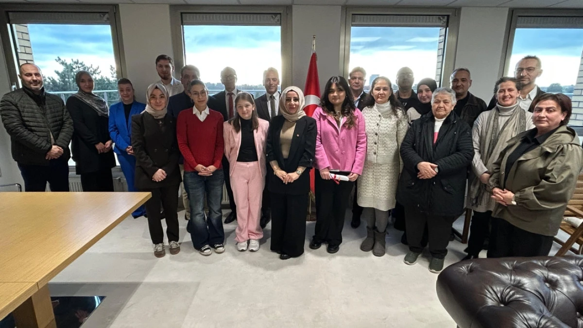 Düsseldorf Başkonsolosluğu’nda “Başarılı Öğrencilerin Ödüllendirilmesi” Töreni