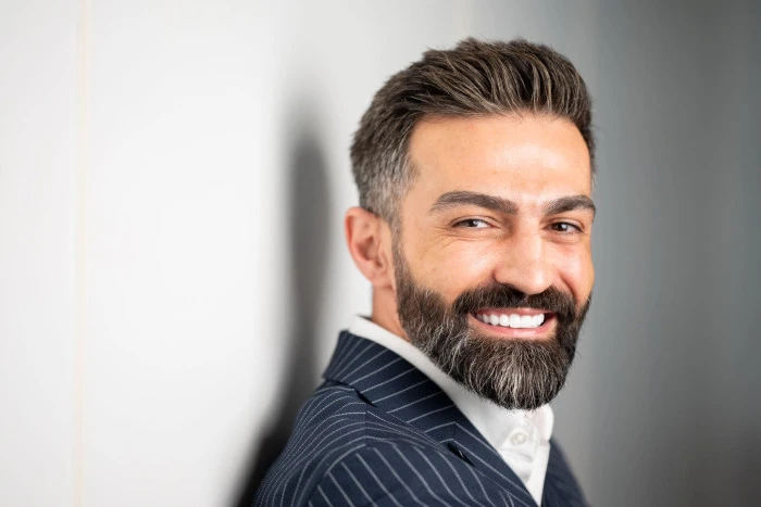 Enes Özkaya, 6. Uluslararası Speaker Slam’de Excellence Award Ödülünü Kazandı