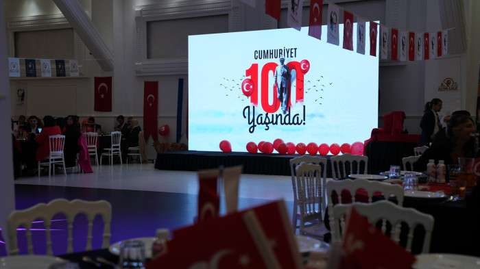 Hollanda'da Altın Lale Cumhuriyet Balosu'nda Ödüller Verildi