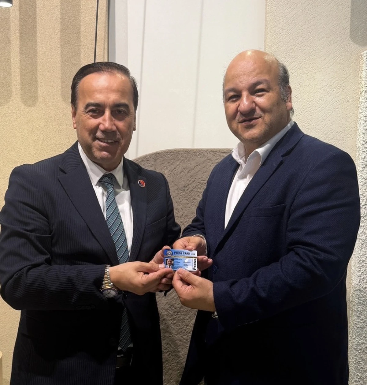 LokalBakış&rsquo;tan Mustafa G&uuml;le&ccedil;&rsquo;e AWORLDPRESS Basın Kartı Takdimi