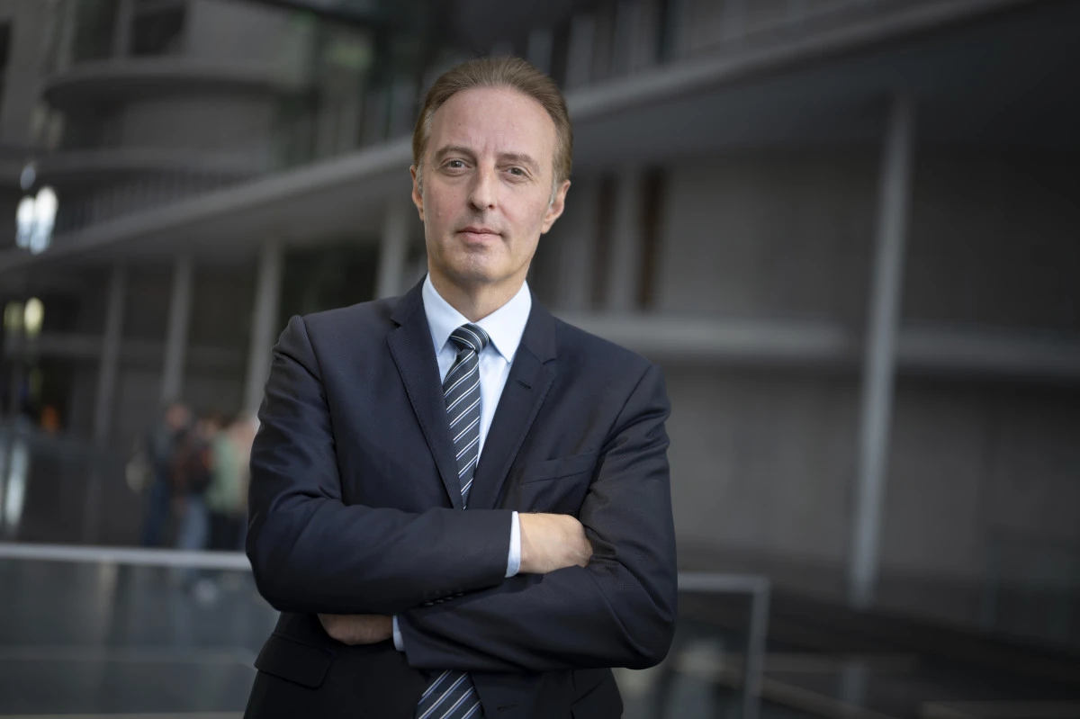 Macit Karaahmetoğlu&rsquo;ndan Almanya&rsquo;da &ldquo;Gen&ccedil;lik Krizi&rdquo; Uyarısı: Beyin G&ouml;&ccedil;&uuml;n&uuml; Tersine &Ccedil;evirmek İ&ccedil;in Acil Reform &Ccedil;ağrısı