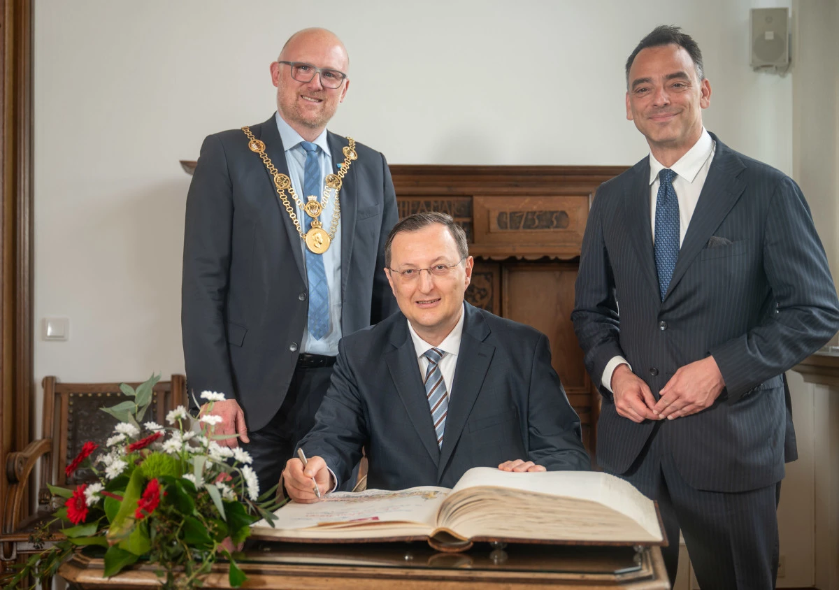 T&uuml;rkiye&rsquo;nin Almanya B&uuml;y&uuml;kel&ccedil;isi G&ouml;khan Turan Duisburg&rsquo;da: Belediye Sarayı&rsquo;nda Resmi Kabul ve Altın Defter&rsquo;e İmza